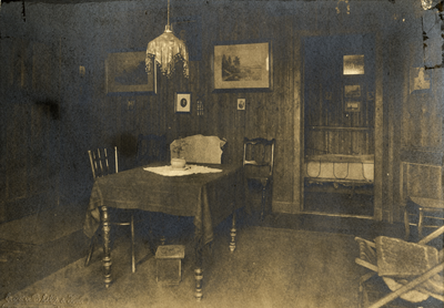 811643 Interieur van een houten noodwoning in de Waalstraat te Utrecht.